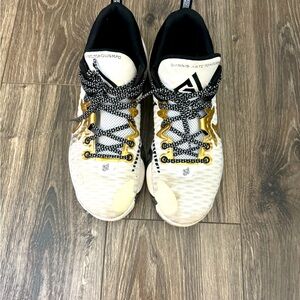 Men’s Nike sneakers Giannis